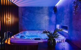 Love Room Les Private Places - Lit King Size et Jacuzzi Privé